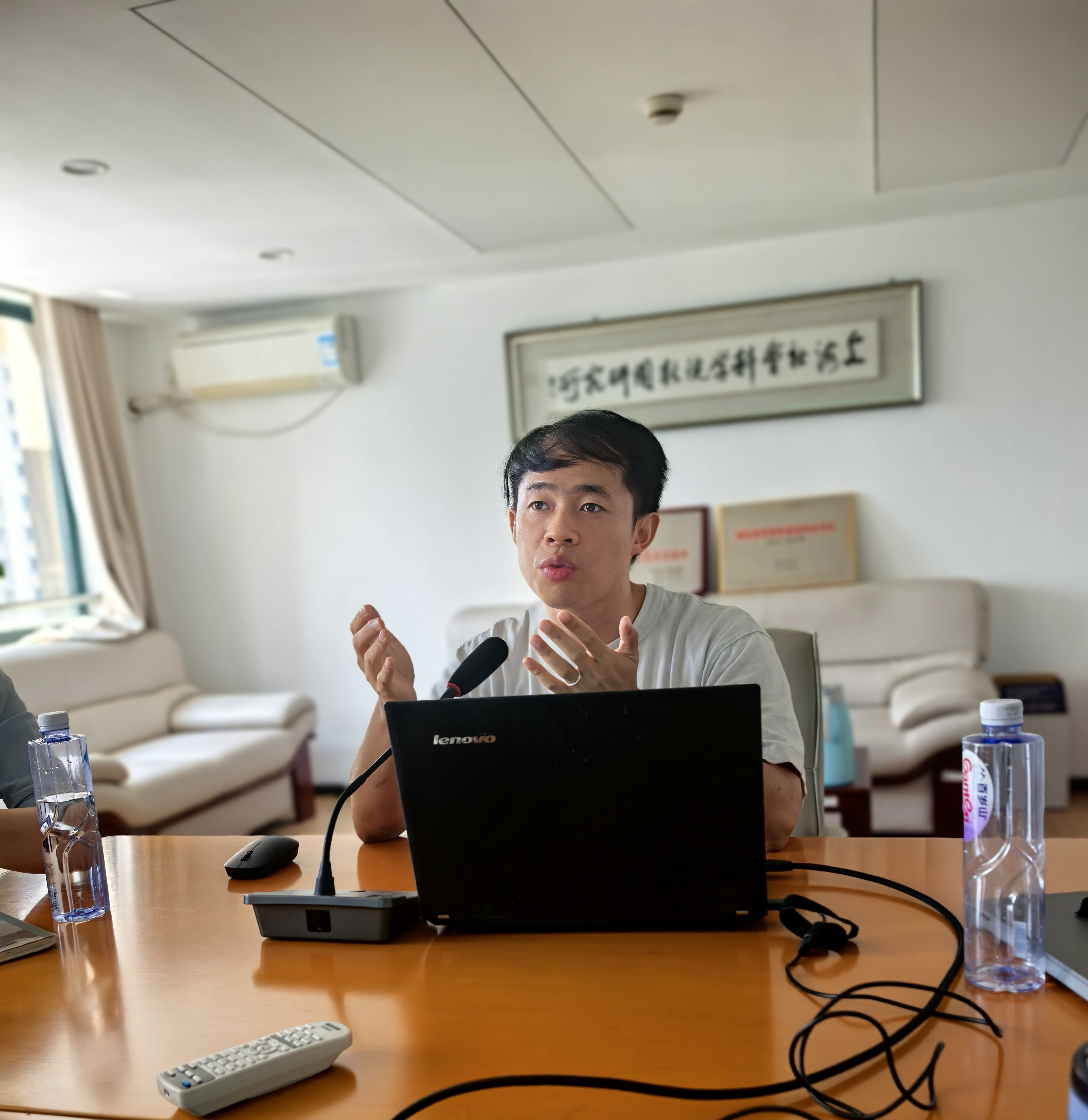 新闻所40周年系列活动第五期——王震宇老师作《大语言模型时代的社会科学方法创新与智能计算社会模拟》讲座